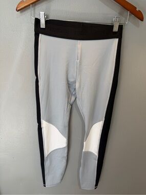 GAP FIT Light Gray Leggings with Black Side Panels and White Knee Accents Sz S